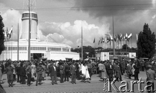 Czerwiec 1956, Poznań, Polska.
Targi Poznańskie, tłum zwiedzających stoi przed wejściem do pawilonu.
Fot. Romuald Broniarek, zbiory Ośrodka KARTA