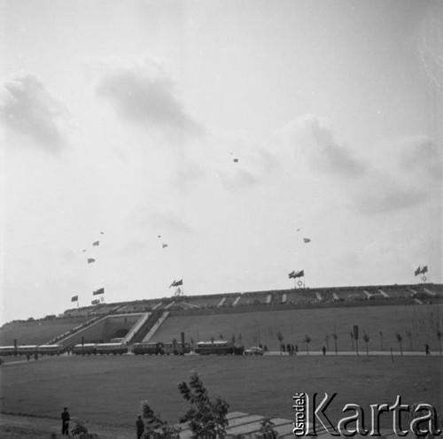 Lipiec 1956, Warszawa, Polska.
Widok Stadionu Dziesięciolecia, na pierwszym planie autokary.
Fot. Romuald Broniarek, zbiory Ośrodka KARTA