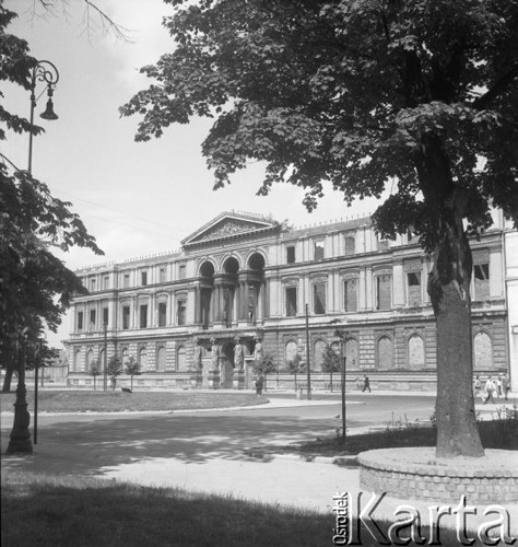 Lipiec 1956, Warszawa, Polska.
Skrzyżowanie ulicy Królewskiej i placu Małachowskiego, zniszczony pałac Leopolda Kronenberga. Budynek został rozebrany w 1976 r. w związku z budową hotelu Victoria.
Fot. Romuald Broniarek, zbiory Ośrodka KARTA