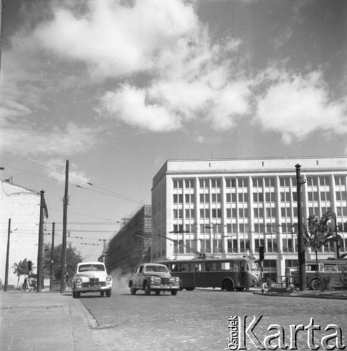 Lipiec 1956, Warszawa, Polska.
Budynek Metalexportu przy ulicy Kruczej 6. Widok od strony zbiegu ulic: Pięknej, Kruczej i Mokotowskiej. Na pierwszym planie dwie 