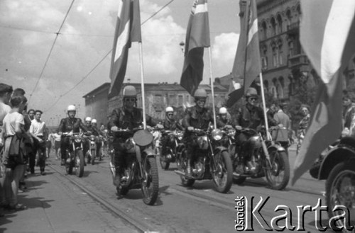 22.07.1956, Warszawa, Polska.
Uroczyste obchody Święta Odrodzenia Polski, defilada na ulicy Marszałkowskiej - motocykliści.
Fot. Romuald Broniarek, zbiory Ośrodka KARTA