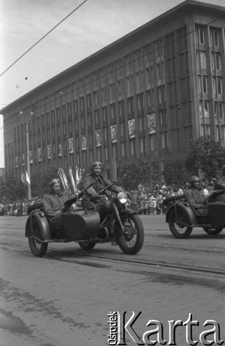 22.07.1956, Warszawa, Polska.
Uroczyste obchody Święta Odrodzenia Polski, defilada wojskowa i pokaz sprzętu wojskowego. Na zdjęciu oddziały motocyklowe.
Fot. Romuald Broniarek, zbiory Ośrodka KARTA