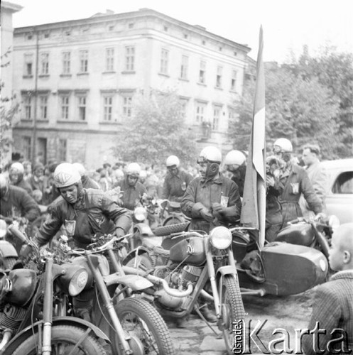 26-30.09.1956, Przemyśl, Polska.
Uczestnicy motocyklowego rajdu TPPR Warszawa-Poronin - grupa motocyklistów ze Związku Radzieckiego, która dołączyła do rajdu w Przemyślu.
Fot. Romuald Broniarek, zbiory Ośrodka KARTA