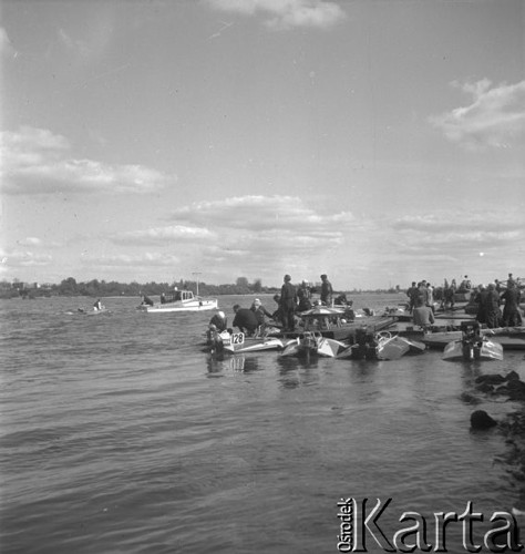 Lipiec 1957, Warszawa, Polska.
Wodniacy nad Wisłą, motorówki cumują na przystani. 
Fot. Romuald Broniarek, zbiory Ośrodka KARTA