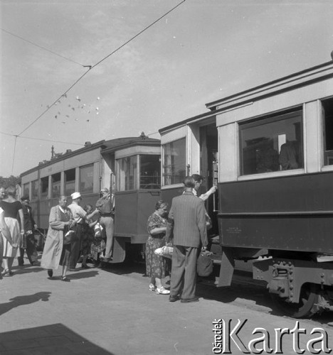 Lipiec 1957, Warszawa, Polska.
Podróżni wsiadają do kolejki podmiejskiej.
Fot. Romuald Broniarek, zbiory Ośrodka KARTA