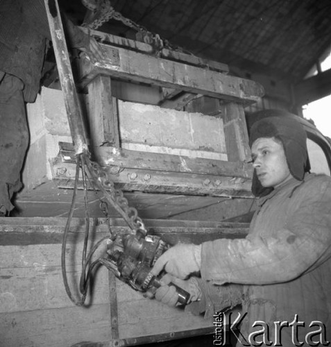 Luty 1958, Warszawa Żerań, Polska.
Zakłady Produkcji Elementów Budowlanych na Żeraniu, robotnik w hali produkcyjnej.
Fot. Romuald Broniarek, zbiory Ośrodka KARTA