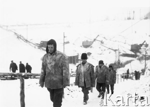 Luty 1958, Tarnobrzeg, Polska.
Budowa pierwszej odkrywkowej kopalni siarki, robotnicy wracają z pracy.
Fot. Romuald Broniarek, zbiory Ośrodka KARTA