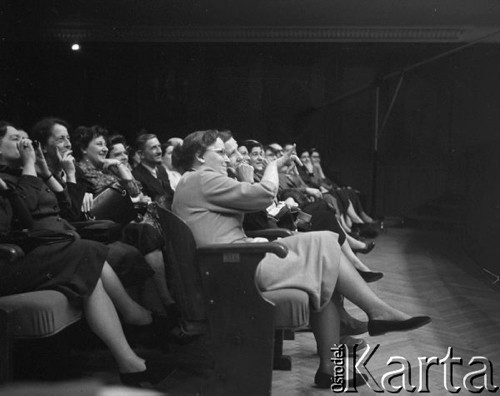 Marzec 1958, Warszawa, Polska.
Publiczność na przedstawieniu 