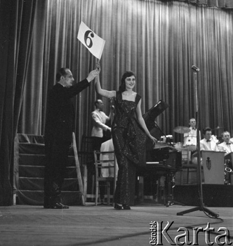 Kwiecień 1958, Warszawa, Polska.
Wybory Miss Katowic, będące eliminacjami konkursu Miss Polonia. Kandydatka z numerem 6 w sukni. W tle orkiestra.
Fot. Romuald Broniarek, zbiory Ośrodka KARTA