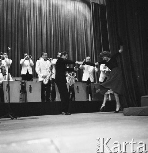 Kwiecień 1958, Warszawa, Polska.
Wybory Miss Katowic, będące eliminacjami konkursu Miss Polonia. Jedna z kandydatek tańczy na scenie.
Fot. Romuald Broniarek, zbiory Ośrodka KARTA