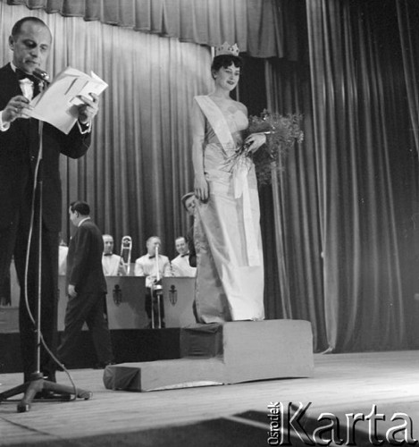 Kwiecień 1958, Warszawa, Polska.
Wybory Miss Katowic, będące eliminacjami konkursu Miss Polonia. Na podium stoi Domicela Gorzkowska.
Fot. Romuald Broniarek, zbiory Ośrodka KARTA