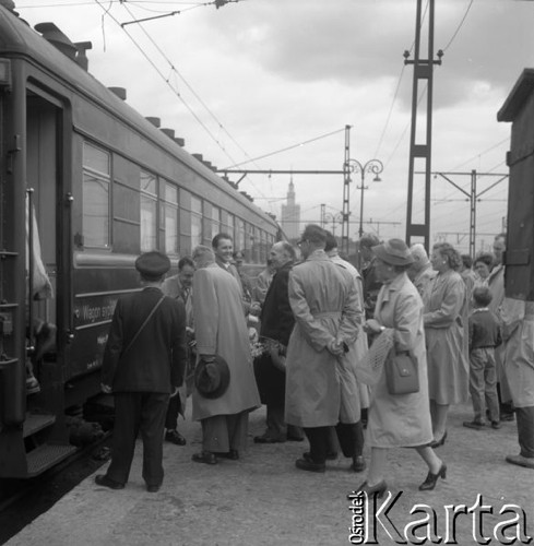 Kwiecień 1958, Warszawa, Polska. 
Peron Dworca Głównego - pożegnanie członków Towarzystwa Przyjaźni Polsko Radzieckiej wyjeżdżających z wizytą do Mińska. W tle Pałac Kultury i Nauki.
Fot. Romuald Broniarek, zbiory Ośrodka KARTA