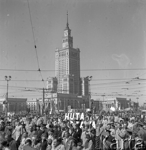 1.05.1958, Warszawa, Polska. 
Obchody święta 1 Maja, pracownicy Huty Warszawa w pochodzie, w tle Pałac Kultury i Nauki.
Fot. Romuald Broniarek, zbiory Ośrodka KARTA