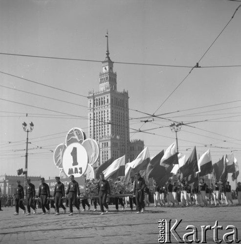 1.05.1958, Warszawa, Polska. 
Obchody święta 1 Maja, sportowcy w pochodzie pierwszomajowym.
Fot. Romuald Broniarek, zbiory Ośrodka KARTA