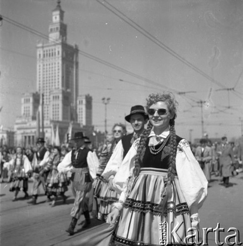 1.05.1958, Warszawa, Polska. 
Obchody święta 1 Maja, uczestnicy pochodu - grupa młodzieży w strojach ludowych.
Fot. Romuald Broniarek, zbiory Ośrodka KARTA