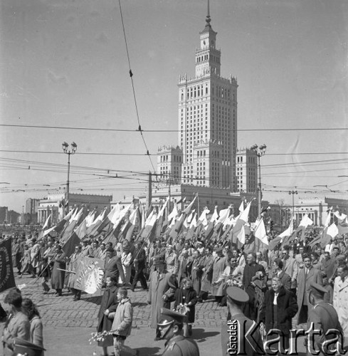 1.05.1958, Warszawa, Polska. 
Obchody święta 1 Maja, pracownicy ZBM Wschód w pochodzie pierwszomajowym.
Fot. Romuald Broniarek, zbiory Ośrodka KARTA