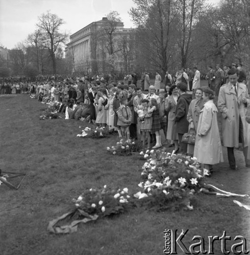 Maj 1956, Warszawa, Polska.
Odsłonięcie pomnika Fryderyka Chopina w Łazienkach - warszawiacy z wieńcami kwiatów.
Fot. Romuald Broniarek, zbiory Ośrodka KARTA