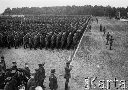 15.07.1943, Sielce nad Oką, obł. Riazań, ZSRR
Przysięga żołnierzy 1 Polskiej Dywizji Piechoty im. Tadeusza Kościuszki, żołnierze równają do białej linii usypanej na ziemi.
Repro. Romuald Broniarek/KARTA