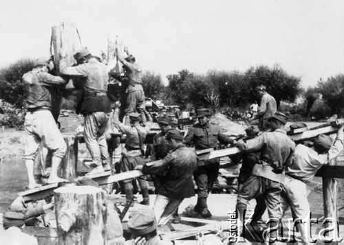 Sierpień 1944, Warka (okolice), Polska.
Przygotowania do przeprawy pod Warką, saperzy budują most.
Repro. Romuald Broniarek/KARTA