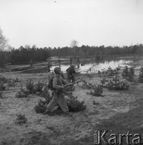 Maj 1958, Wesoła k/Warszawy, Polska.
Ćwiczenia żołnierzy 1 Warszawskiej Dywizji Zmechanizowanej, fizylierzy w natarciu.
Fot. Romuald Broniarek, zbiory Ośrodka KARTA