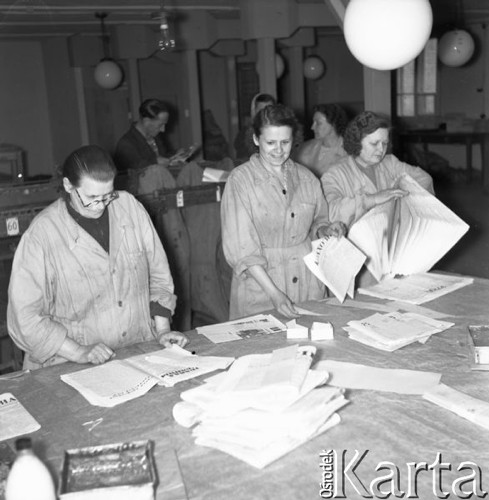 Maj 1958, Warszawa, Polska.
Port lotniczy Okęcie - pracownice sortowni rozdzielają dostawę radzieckich gazet.
Fot. Romuald Broniarek, zbiory Ośrodka KARTA