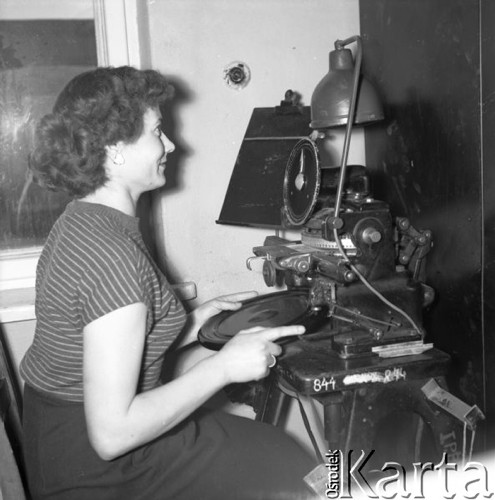 Maj 1958, Warszawa, Polska.
Pracownica Portu Lotniczego Okęcie.
Fot. Romuald Broniarek, zbiory Ośrodka KARTA