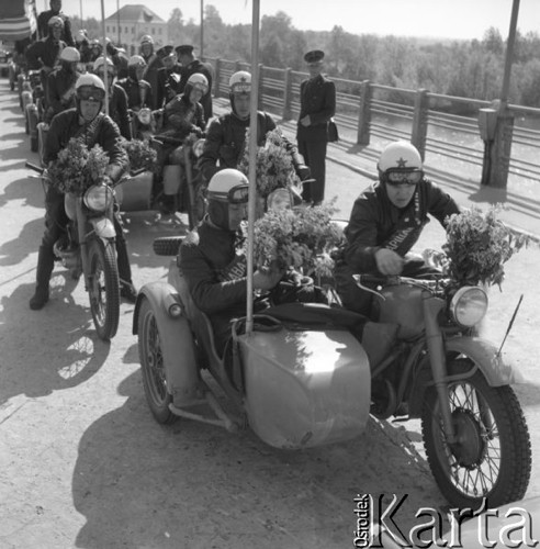 Maj 1958, Terespol, Polska.
Zawodnicy radzieccy, uczestnicy Motorowego Rajdu Przyjaźni - Moskwa-Warszawa-Moskwa, na przejściu granicznym w Terespolu.
Fot. Romuald Broniarek, zbiory Ośrodka KARTA