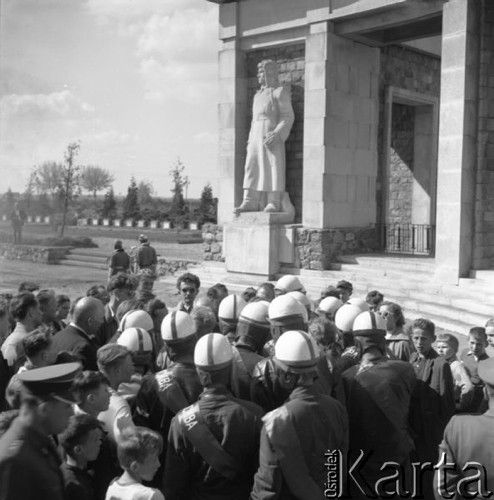 Maj 1958, Pułtusk, Polska.
Zawodnicy radzieccy, uczestnicy Motorowego Rajdu Przyjaźni - Moskwa-Warszawa-Moskwa, odwiedzają Cmentarz Żołnierzy Radzieckich.
Fot. Romuald Broniarek, zbiory Ośrodka KARTA