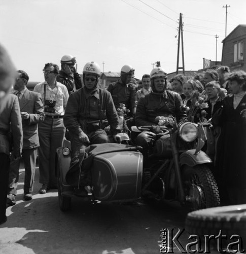 Maj 1958, Polska.
Zawodnicy radzieccy, uczestnicy Motorowego Rajdu Przyjaźni - Moskwa-Warszawa-Moskwa, witani przez mieszkańców miasta.
Fot. Romuald Broniarek, zbiory Ośrodka KARTA