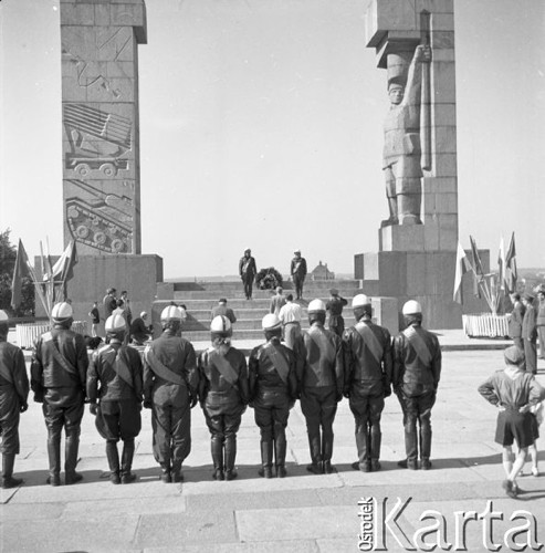 Maj 1958, Olsztyn, Polska.
Zawodnicy radzieccy, uczestnicy Motorowego Rajdu Przyjaźni - Moskwa-Warszawa-Moskwa, pod Pomnikiem Wdzięczności Armii Czerwonej, wzniesionym w 1954 r. wg. projektu Xawerego Dunikowskiego.
Fot. Romuald Broniarek, zbiory Ośrodka KARTA