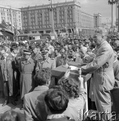 Maj 1958, Warszawa, Polska.
Plac Konstytucji - powitanie radzieckich motocyklistów, uczestników Motorowego Rajdu Przyjaźni - Moskwa-Warszawa-Moskwa.
Fot. Romuald Broniarek, zbiory Ośrodka KARTA