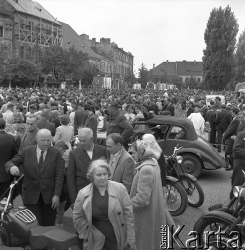 Czerwiec 1958, Łowicz, Polska.
Uroczystości Bożego Ciała - procesja na Rynku miasta.
Fot. Romuald Broniarek, zbiory Ośrodka KARTA