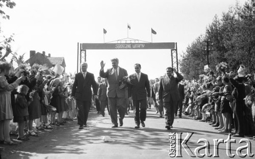 Czerwiec 1958, Polska.
Profesor Łobanow, przewodniczący radzieckiej delegacji Towarzystwa Przyjaźni Polsko-Radzieckiej, z wizytą w Polsce. Delegacja radziecka przechodzi przez bramę powitalną.
Fot. Romuald Broniarek, zbiory Ośrodka KARTA