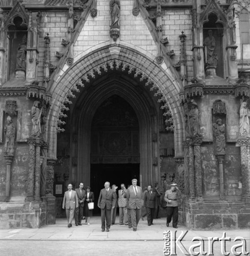 Czerwiec 1958, Kraków, Polska.
Profesor Łobanow, przewodniczący radzieckiej delegacji Towarzystwa Przyjaźni Polsko-Radzieckiej, z wizytą na Wawelu.
Fot. Romuald Broniarek, zbiory Ośrodka KARTA