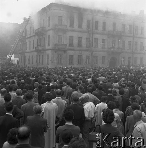 Czerwiec 1958, Warszawa, Polska.
Pożar mieszkania w kamienicy, tłum warszawiaków ogląda akcję ratunkową Straży Pożarnej.
Fot. Romuald Broniarek, zbiory Ośrodka KARTA