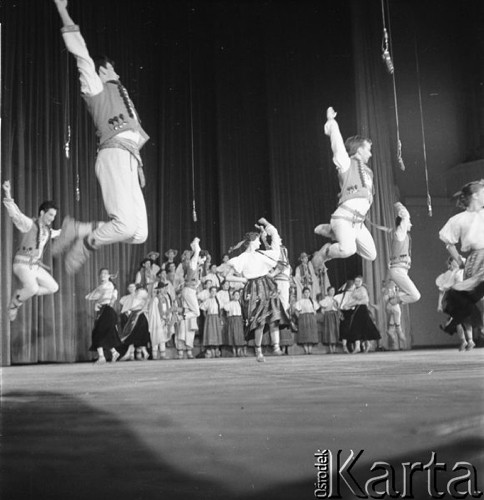 Lipiec 1958, Warszawa, Polska. 
Występ Zespołu Pieśni i Tańca 