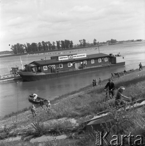 Lipiec 1958, Polska.
Dzieci na brzegu Wisły, w tle barka, którą przypłynęli aktorzy Teatru Ziemi Mazowieckiej.
Fot. Romuald Broniarek, zbiory Ośrodka KARTA