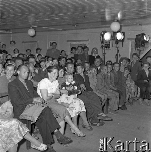 Lipiec 1958, Polska.
Teatr Ziemi Mazowieckiej podczas tournée na barce płynącej z biegiem Wisły - publiczność w czasie przedstawienia.
Fot. Romuald Broniarek, zbiory Ośrodka KARTA