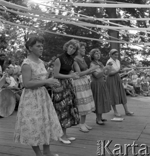 Sierpień 1958, Bieszczady, Polska.
Młodzież z brygady międzynarodowej, pracująca przy budowie drogi w Bieszczadach - występy na scenie.
Fot. Romuald Broniarek, zbiory Ośrodka KARTA