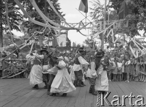 Sierpień 1958, Bieszczady, Polska.
Młodzież z brygady międzynarodowej, pracująca przy budowie drogi w Bieszczadach - występ zespołu ludowego.
Fot. Romuald Broniarek, zbiory Ośrodka KARTA