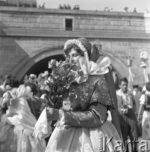 Wrzesień 1958, Warszawa, Polska.
Centralne dożynki na Stadionie Dziesięciolecia, kobieta w stroju ludowym trzyma bukiet róż.
Fot. Romuald Broniarek, zbiory Ośrodka KARTA