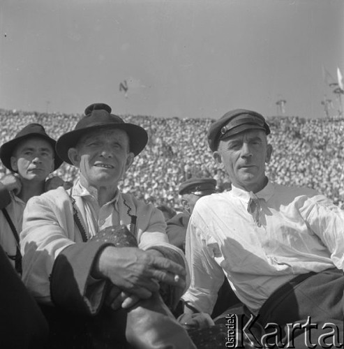 Wrzesień 1958, Warszawa, Polska.
Centralne dożynki na Stadionie Dziesięciolecia, członkowie zespołu folklorystycznego.
Fot. Romuald Broniarek, zbiory Ośrodka KARTA