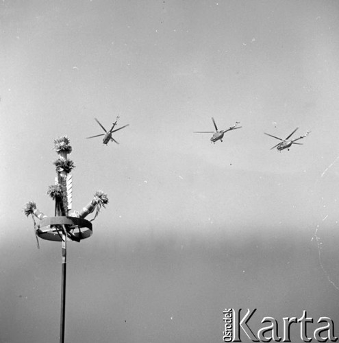 Wrzesień 1958, Warszawa, Polska.
Centralne dożynki na Stadionie Dziesięciolecia - pokazy lotnicze, przelot śmigłowców nad stadionem.
Fot. Romuald Broniarek, zbiory Ośrodka KARTA