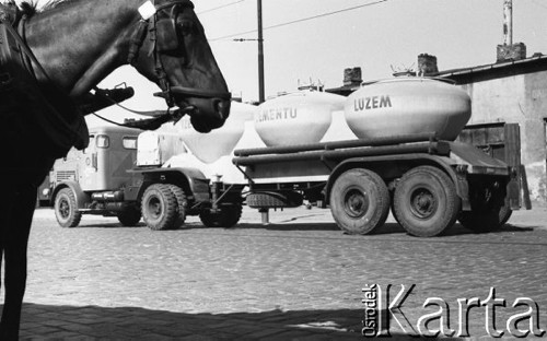 Wrzesień 1958, Warszawa, Polska.
Plac Grzybowski, na pierwszym planie koń w uprzęży, w tle ciężarówka do przewozu cementu.
Fot. Romuald Broniarek, zbiory Ośrodka KARTA