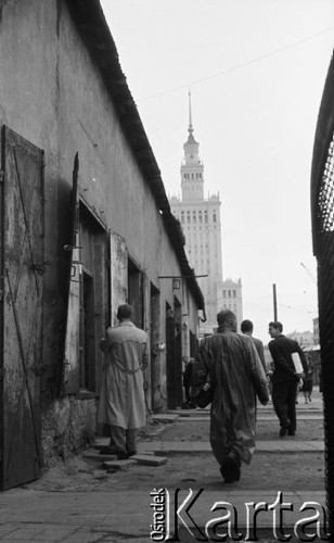 Wrzesień 1958, Warszawa, Polska.
Przechodnie na ulicy, w tle Pałac Kultury i Nauki.
Fot. Romuald Broniarek, zbiory Ośrodka KARTA