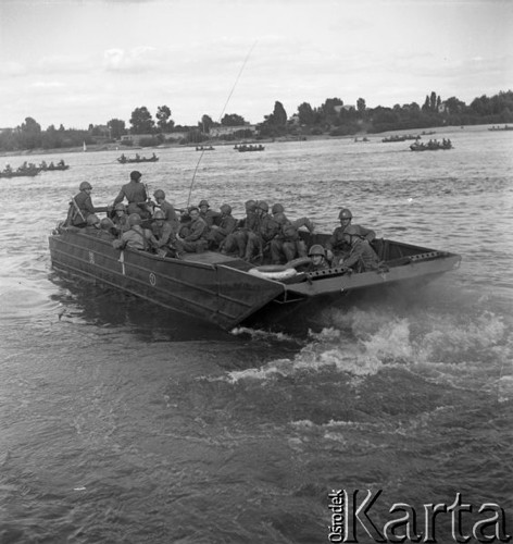 Wrzesień 1958, Warszawa, Polska.
Wojska saperskie ćwiczą przeprawę przez Wisłę - żołnierze w łodzi desantowej.
Fot. Romuald Broniarek, zbiory Ośrodka KARTA