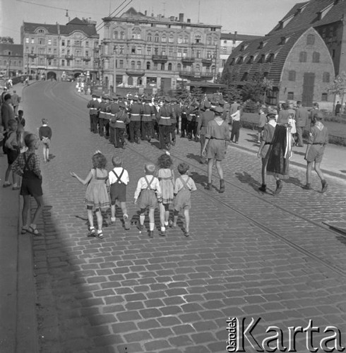 Wrzesień 1958, Bydgoszcz, Polska.
Festyn harcerski - grupa dzieci idzie w pochodzie za orkiestrą, z prawej fragment zabytkowego spichlerza.
Fot. Romuald Broniarek, zbiory Ośrodka KARTA