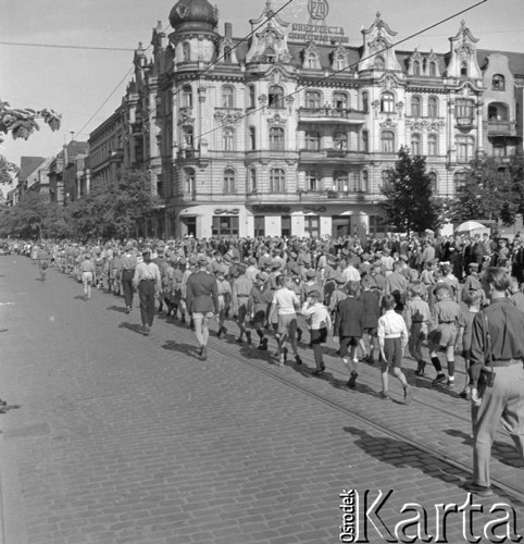 Wrzesień 1958, Bydgoszcz, Polska.
Harcerze przechodzą przez Plac Wolności, na dachu kamienicy widnieje neon reklamowy PZU.
Fot. Romuald Broniarek, zbiory Ośrodka KARTA