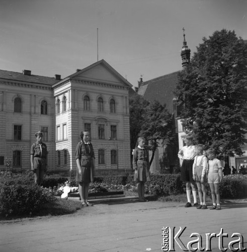 Wrzesień 1958, Bydgoszcz, Polska.
Warta harcerzy przed budynkiem Ratusza.
Fot. Romuald Broniarek, zbiory Ośrodka KARTA