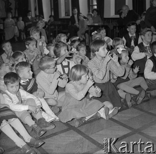 Wrzesień 1958, Warszawa, Polska.
Zabawa dla dzieci w siedzibie Zarządu Głównego TPPR, dzieci siedzą na podłodze i imitują grę na instrumentach.
Fot. Romuald Broniarek, zbiory Ośrodka KARTA